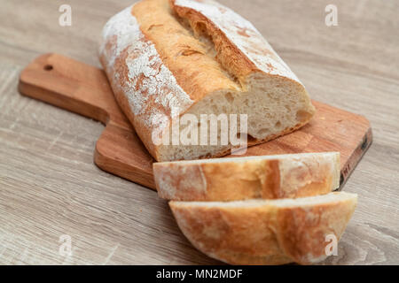 Bianco il pane cotto al forno e tagliate a pezzi Foto Stock