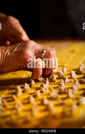 Tortellini, preparazione della tradizionale pasta fatta in casa di Modena City Foto Stock