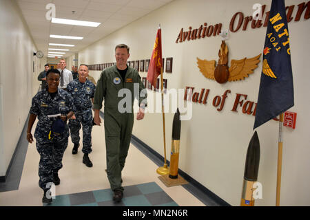 PENSACOLA, Fla. -- Comandante, Navale di istruzione e di formazione (Comando NETC) Ammiraglio Kyle Cozad (destra) e Naval Air Technical Training Center (NATTC) Comandante Capt. Maxine Goodridge a piedi attraverso la Aviation Ordnance Hall of Fame il agosto 18 Cozad durante il processo di familiarizzazione del tour del centro di aviazione navale addestramento tecnico (CNATT) comandi a bordo Naval Air Station Pensacola, Florida. Foto Stock