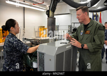 PENSACOLA, Fla. -- Comandante, Navale di istruzione e di formazione (Comando NETC) Ammiraglio Kyle Cozad (destra) parla con un Naval Air Technical Training Center (NATTC) Aviaition attrezzature di supporto "A" scuola studente agosto 18 Cozad durante il processo di familiarizzazione del tour del centro di aviazione navale addestramento tecnico (CNATT) comandi a bordo Naval Air Station Pensacola, Florida. Foto Stock