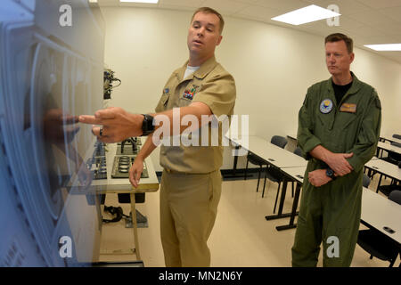 PENSACOLA, Fla. -- Chief Aviaition attrezzature di supporto tecnico Andrew Czarnecki dimostra il Multi-purpose riconfigurabile sistemi di formazione (MRTS) 3D Mobile Centrale Elettrica (MEPP) simulatore per Commander, Navale di istruzione e di formazione (Comando NETC) Ammiraglio Kyle Cozad (destra) 18 agosto Cozad durante il processo di familiarizzazione del tour del centro di aviazione navale addestramento tecnico (CNATT) comandi a bordo Naval Air Station Pensacola, Florida. Foto Stock