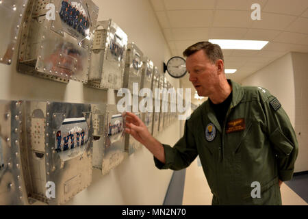 PENSACOLA, Fla. -- Comandante, Navale di istruzione e di formazione (Comando NETC) Ammiraglio Kyle Cozad (destra) esamina Naval Air Technical Training Center (NATTC) Aviazione meccanico strutturale di progetti finiti 18 Agosto Cozad durante il processo di familiarizzazione del tour del centro di aviazione navale addestramento tecnico (CNATT) comandi a bordo Naval Air Station Pensacola, Florida. Foto Stock