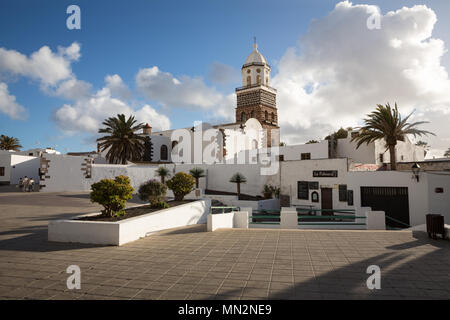 TEGUISE, Lanzarote, Isole canarie, Spagna: Una vista sopra le case bianche con la chiesa centrale sul retro. Foto Stock