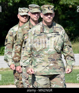 Il Maggiore Generale Patrick Reinert (al centro), il comandante generale della 88 Supporto regionale comando, 88th comando RSC Sergente Earl Rocca (anteriore) e Comando in arrivo Chief Warrant Officer CW5 John Brasfield (posteriore) marzo come festa ufficiale durante l inaugurazione del 100 Anniversario commemorazione lapide nel corso di una cerimonia presso il 88th RSC il quartier generale a Fort McCoy, Wis., il 19 agosto, in onore di inizio della 88ª divisione in 1917. Foto Stock