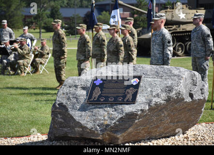 La 88th regionali di sostegno della sede centrale di comando e sede Azienda sorge all attenzione dopo l inaugurazione del 100 Anniversario commemorazione lapide nel corso di una cerimonia presso il 88th RSC il quartier generale a Fort McCoy, Wis., il 19 agosto, in onore di inizio della 88ª divisione in 1917. Foto Stock