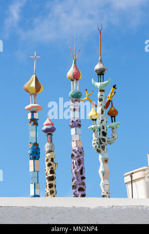 HARIA, Lanzarote, Isole canarie, Spagna: arte colorata sulla parte superiore di un tetto. Foto Stock