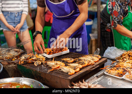 CHIANG MAI, Thailandia - 27 agosto: Uomo preparare i gamberetti per la vendita presso il sabato al mercato notturno di Chiang Mai (walking street) il 27 agosto 2016 in Chian Foto Stock