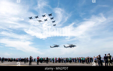 170820-N-KB401-470 OCEANO ATLANTICO (Agosto 20, 2017) Marinai e tiger cruise i partecipanti guardano MH-60S Sea Hawk elicotteri attaccato al 'Tridents' di elicottero di mare squadrone di combattimento (HSC) 9, F/A-18E Super calabroni attaccata al 'Tomcatters' di Strike Fighter Squadron (VFA) 31 e l'oro dei guerrieri di VFA-87, F/A-18F Super calabroni attaccata al 'Blacklions' di VFA-213 e una E-2C Hawkeye attaccato al "sopportare Aces' di Carrier Airborne Early Warning Squadron (VAW) 124 fare un cavalcavia di formazione durante un'aria di dimostrazione di potenza per una tigre crociera a bordo della portaerei USS George H.W Foto Stock