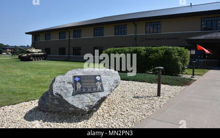 Il 100° Anniversario commemorazione lapide sul display dopo la cerimonia di inaugurazione al 88th RSC il quartier generale a Fort McCoy, Wis., il 19 agosto, in onore di inizio della 88ª divisione in 1917. Foto Stock