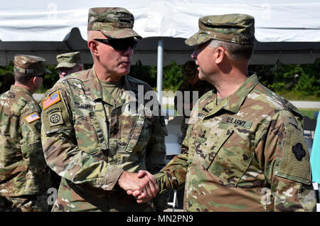 Il Maggiore Generale Patrick Reinert (a destra), 88th sostegno regionale il comando comandante generale grazie Tenente Generale Charles D. Luckey (sinistra), capo di esercito di riserva e comandante generale, Esercito degli Stati Uniti il comando di riserva, per partecipare all'inaugurazione del 100 Anniversario commemorazione lapide nel corso di una cerimonia presso il 88th RSC il quartier generale a Fort McCoy, Wis., il 19 agosto, in onore di inizio della 88ª divisione in 1917. Foto Stock