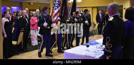 La 88th Blue Devil Color Guard rende onori durante un 88th RSC sede e sede della società in banchetti Warrens, Wis. del 19 agosto, in onore del 100° Anniversario dell istituzione della 88ª divisione. Foto Stock