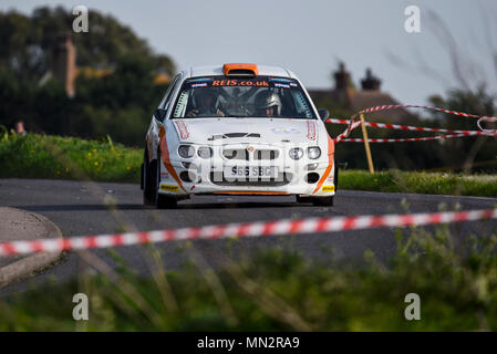 Joe driver Evett Matt Fowle co racing driver MG ZR nel chiuso strada pubblica Corbeau Posti auto da rally Tendring e Clacton, Essex, Regno Unito Foto Stock