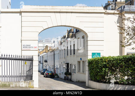 Ingresso al Belgrave Mews a sud da Belgrave Place, Belgravia, City of Westminster, Greater London, England, Regno Unito Foto Stock