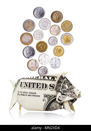 Le monete di diversi paesi rientrano in un salvadanaio realizzato dal dollaro, isolati su sfondo bianco Foto Stock