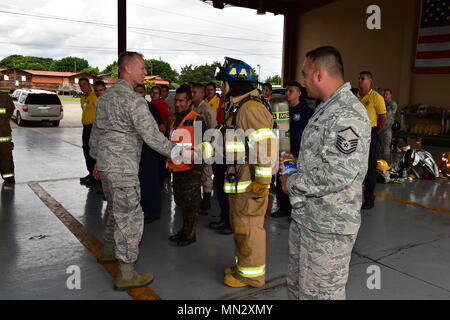 Lt. Gen. Mark Kelly, XII Air Force commander, AFSOUTH saluta America centrale dei vigili del fuoco durante il fumo CENTAM esercizio, agosto 21,2017 a Soto Cano Air Base. Foto Stock