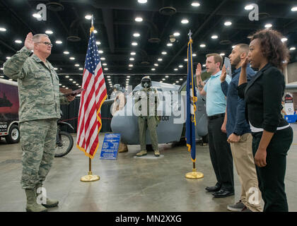 Col. David Mounkes (sinistra), Comandante della 123Airlift Wing, amministra il giuramento di arruolamento a giurare in nuovi membri del Kentucky Air National Guard al Kentucky State Fair a Louisville, KY., il 24 agosto 2017. Il nuovo aviatori, raffigurato da sinistra a destra, sono Jonathan Brierly, Monaco di Baviera Mercado e Danielle Norman. Essi saranno che serve come propulsione aerospaziale, della polizia di sicurezza e aerospaziale servizio medici specialisti, rispettivamente. Se sei in fiera a questo fine settimana, si prega di visitare il Kentucky aria cabina di guardia per ulteriori informazioni sul parafango e vedere il nostro Mini C-130, una scala rep Foto Stock