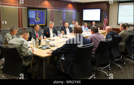 SCHRIEVER AIR FORCE BASE, Colo. - Col. Darren Buck, 310th ala spazio vice comandante, prende appunti mentre ascoltate il feedback da leader locali durante il 310th ala dello spazio della missione spaziale industria forza giorno presso l'ala sede giovedì 22 agosto, 2017. I capi di Stato e di governo di aziende locali come Boeing, Lockheed Martin e Peraton frequentato per imparare come SMF influenzerà il cittadino aviatori lavorando in una capacità civile a queste imprese locali. (U.S. Air Force foto/Senior Airman Laura Turner) Foto Stock