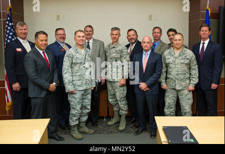 SCHRIEVER AIR FORCE BASE, Colo. - leader locali, Col. Darren Buck, 310th ala spazio vice comandante e Col. Stephen Slade, 310th gruppo Operations commander, posa per una foto di gruppo durante la 310th ala dello spazio della missione spaziale industria forza giorno presso l'ala sede giovedì 22 agosto, 2017. I capi di Stato e di governo di aziende locali come Boeing, Lockheed Martin e Peraton frequentato per imparare come SMF influenzerà il cittadino aviatori lavorando in una capacità civile a queste imprese locali. (U.S. Air Force foto/Senior Airman Laura Turner) Foto Stock