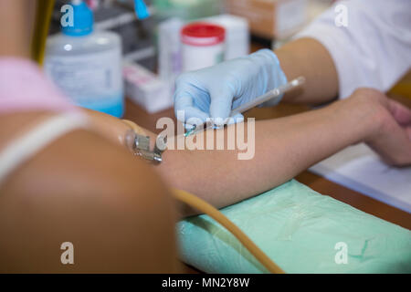 La società giapponese della Croce Rossa, fondata nel 1877, conduce la raccolta e l'analisi del sangue per sostenere gli ospedali in tutto il Giappone. Il 23 agosto 2017, un campione di sangue è stato prelevato da un donatore durante un viaggio alla Marine Corps Air Station Iwakuni nella prefettura di Yamaguchi, tenuto in coordinamento con la Croce Rossa americana. L'immagine di archivio registra le procedure di screening a livello di ferro necessarie per l'idoneità alla donazione. Foto Stock