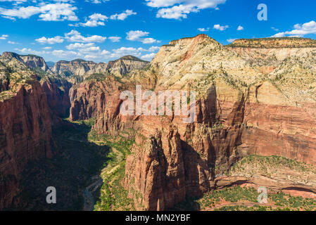 Uno splendido scenario nel Parco Nazionale di Zion con il fiume vergine, escursionismo lungo l angelo della pista di atterraggio, Utah, Stati Uniti d'America Foto Stock