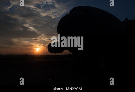 Il sole sorge su airfield come aviatori dal 730th aria mobilità Squadron e 123Airlift Wing contingenza gruppo di risposta di eseguire ispezioni di preflight su un C-17 Globemaster III, a Yokota Air Base, Giappone, 24 agosto 2017. Durante il tempo del gruppo impiegato in Yokota si preparano i velivoli per la loro missione fornendo qualsiasi tipo di servizi come combustibile e qualsiasi tipo di manutenzione necessaria. (U.S. Air Force photo by Staff Sgt. David Owsianka) Foto Stock