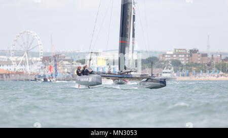 PORTSMOUTH INGHILTERRA - Luglio 24: Ben Ainslie skipper del Land Rover Bar team yacht in assetto da gara il 24 luglio 2016 a Portsmouth, Inghilterra. Foto Stock