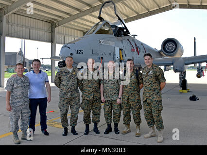 Air Force Lt. Col. Michael Revit, 175Ingegneria Civile comandante dello squadrone, pone di fronte a un A-10C Thunderbolt II aeromobili con Mahir Hamzic, Ufficio di cooperazione della difesa degli Stati Uniti, Ambasciata di Sarajevo, Bosnia Erzegovina, e i membri delle forze armate della Bosnia Erzegovina 19 agosto 2017, durante un tour di base a Warfield Air National Guard Base, Medio fiume, Md. bosniaca i membri del servizio sono in Maryland per incident command systems training in preparazione per la vigile protezione, un disastro di emergenza esercizio prevista per il prossimo anno. (U.S. Air National Guard photo by Staff Sgt. Joseph Courtney Foto Stock