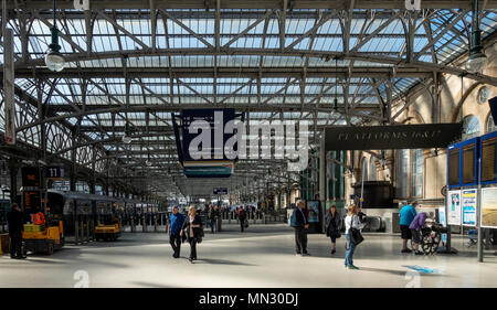 Passeggeri nella stazione centrale di Glasgow, alla stazione centrale di Glasgow, Scotland, Regno Unito. Foto Stock