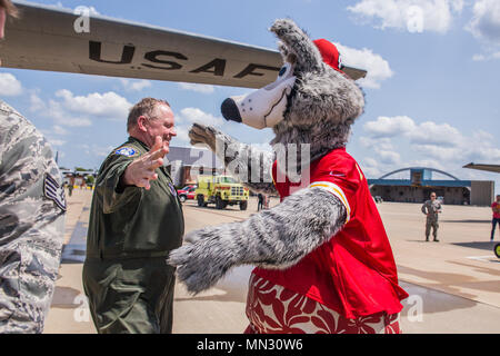 Stati Uniti Air Force Chief Master Sgt. Bob Shalz (sinistra), un capo loadmaster con 139a Operations Support Squadron, Missouri Air National Guard, è dato un abbraccio da KC Lupa, la mascotte del Kansas City Chiefs NFL team, dopo aver terminato il suo ultimo volo della sua carriera a Rosecrans Air National Guard Base, San Giuseppe, Mo., 15 agosto 2017. Shalz va in pensione dopo 37 anni di servizio. Il KC Chiefs erano sulla base come parte di un ristorante McDonald's cuore d'America Co-Op 15-stop tour per le associazioni di beneficenza locali. (U.S. Air National Guard photo by Staff Sgt. Patrick Evenson) Foto Stock