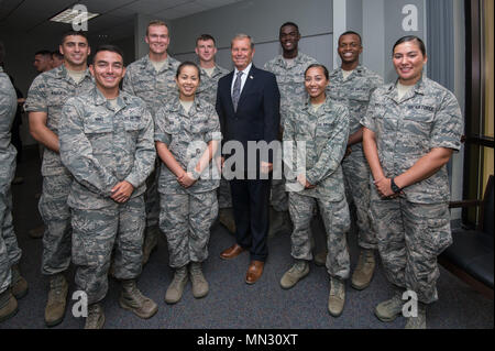 Maxwell AFB, Ala. - Pensionati US Air Force General William M. Fraser III pone con Air Force Reserve Officer Training Corps cadetti durante la loro annuale la formazione sul campo, 7 Agosto, 2017. Fraser, ex Vice Capo di Stato Maggiore delle Forze aeree, è stato introdotto nel AFROTC's Distinguished Alumni Hall of Fame al responsabile della scuola di formazione. (US Air Force foto di Melanie Rodgers Cox/rilasciato) Foto Stock