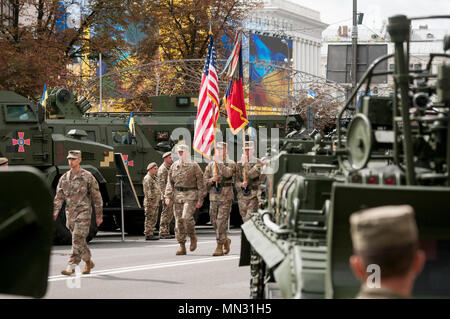 Oklahoma nazionale soldati di guardia dal quarantacinquesimo della brigata di fanteria combattere Team marzo a fianco di truppe ucraino e di altri alleati e partner della NATO durante una parata a Kiev, Ucraina il 24 agosto per festeggiare l'indipendenza ucraina. Il quarantacinquesimo IBCT è attualmente implementato in Ucraina nel supporto del giunto multinazionale Group-Ukraine per la formazione di una coalizione internazionale dedicata alla costruzione della capacità di formazione dell'esercito ucraino. Gli Stati Uniti continueranno a formare e consigliare le forze ucraine fino al 2020. (Foto di Sgt. Anthony Jones, 45th della brigata di fanteria combattere Team) Foto Stock