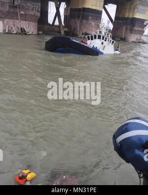 Guardia costiera hanno recuperato quindici persone in pericolo vicino a Port Aransas, Texas in risposta a uragano Harvey, Sabato, Agosto 26, 2017. Due della guardia costiera Stazione aria Corpus Christi MH-65 Delfino elicottero personale di volo sono state lanciate per assistere le persone in situazioni di emergenza a bordo di navi di Sabine Pass, Sandy Point e Signet Enterprise. Coast Guard foto dalla stazione aria Corpus Christi. Foto Stock