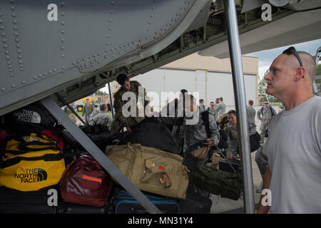 Stati Uniti Air Force membri dalla 23d carico alare cargo su un HC-130J contro il re II in viaggio verso il Texas in preparazione di possibili hurricane relief supportano il 26 agosto 2017, a Moody Air Force Base, Ga. Il 23d Ala lanciato HC-130J contro il re IIs, HH-60G Pavehawks, equipaggi e altro personale di supporto per il preposizionamento di aeromobili e gli avieri, se il compito di sostenere l'uragano Harvey le operazioni di soccorso. (U.S. Air Force photo by Staff Sgt. Eric estati Jr.) Foto Stock