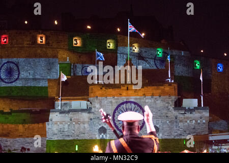 La Marina indiana Band esegue durante il Royal Edinburgh Tattoo militare tenutasi presso il Castello di Edimburgo, Scozia, Agosto 25, 2017. Questo anno musicisti provenienti da 50 paesi hanno preso parte al tatuaggio, inclusi gli Stati Uniti. La banda della marina e il Giappone terra forza di autodifesa. (DOD foto di U.S. Navy Petty Officer 1. Classe Dominique A. Pineiro) Foto Stock