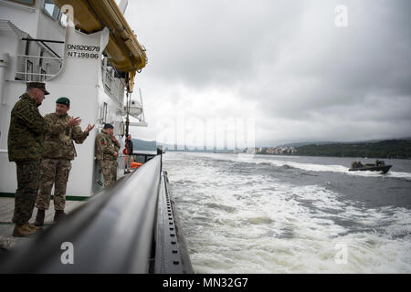 Marine Corps gen. Joseph F. Dunford Jr., Presidente del Comune di capi di Stato Maggiore e Air Chief Marshall, Sir Stuart Peach, Capo della difesa, Regno Unito, osserva Royal Marines eseguire sceurity marittima esercitazioni in Edimburgo, Scozia, Agosto 25, 2017. (DOD foto di U.S. Navy Petty Officer 1. Classe Dominique A. Pineiro) Foto Stock