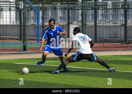 CAM RAHN porto internazionale, Vietnam - Marines e marinai con il quindicesimo Marine Expeditionary Unit e l'America anfibio gruppo pronto godere di una partita di calcio con i marinai dalla marina militare vietnamita, il 10 agosto 2017. Il gioco del calcio è stato un modo per entrambi i paesi a costruire comradery mentre si diverte a giocare uno sport tutti i giocatori sono appassionato. Xv MEU e America ARG sono operanti negli Stati Uniti 7 flotta area di operazioni volte a rafforzare partenariati regionali e servire come una pronta capacità di risposta per qualsiasi tipo di emergenza. (U.S. Marine Corps foto di Cpl. Timoteo Valero) Foto Stock