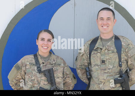 Spc. Gabriela Koenig (sinistra), un paralegal da 1-147th elicottero d'assalto Battaglione e il cap. Michael Terhune, 29 Combattere la Brigata Aerea del giudice avvocato generale, posano per una foto a Taji complesso militare, Iraq, Agosto 8,2017. La ventinovesima CABINA JAG sezione soldato migliora la disponibilità per Combined Joint Task Force - Funzionamento inerenti risolvere mediante la fornitura di una vasta gamma di servizi legali su distribuito soldati e consigli ai comandanti. CJTF-funzione OIR è la coalizione per sconfiggere ISIS in Iraq e la Siria. (U.S. Foto dell'esercito da Capt. Stephen James) Foto Stock