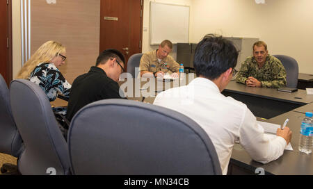 170828-N-OU129-019 Singapore (28 agosto 2017) posteriori Adm. Don Gabrielson, Commander, Logistics Group Pacifico Occidentale, parla con i membri dei media durante il sud-est asiatico di cooperazione e di formazione (SEACAT) 2017 a Changi Base Navale il Agosto 28. SEACAT è esercizio multilaterale che si tengono annualmente con la partecipazione di paesi tra cui gli Stati Uniti, Brunei, Indonesia, Malaysia, Filippine, Bangladesh, Singapore, Thailandia, Myanmar, Vietnam e Sri Lanka. (U.S. Foto di Marina di Massa lo specialista di comunicazione 2a classe Joshua Fulton/rilasciato) Foto Stock