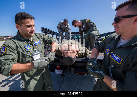 Stati Uniti Air Force Tech. Sgt. Michael Bellack, sinistra, missione Coordinatore clinico e Airman 1. Classe Stephen A. Karoly, Istituto di medicina aeronautica tecnico di evacuazione, sia con l'Istituto di medicina aeronautica 514th squadrone di evacuazione (AES), 514th aria mobilità ala, scaricare una lettiera che trasportano un simulatore umano manichino a base comuneGuire-Dix Mc-Lakehurst, N.J, per un istituto di medicina aeronautica esercitazione di evacuazione missione di St. Croix, U.S. Isole Vergini, Agosto 25, 2017. Durante la missione, che correva da Agosto 25-27, il 514th AES infermieri di volo e di medicina aeronautica tecnici di evacuazione sono stati formati e valutati su come hanno risposto ad entrambi Foto Stock