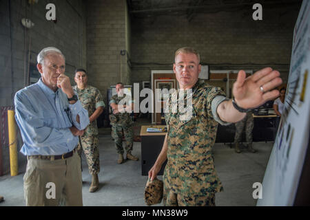 Stati Uniti Marine Lt. Col. Foster Ferguson, il comandante del battaglione con il primo battaglione di Manutenzione, Logistica di combattimento del reggimento di 15, 1° Marine Logistics Group, spiega le funzionalità del riparabile società di gestione a Richard Spencer, il segretario della Marina Militare, su Camp Pendleton, California, 30 agosto 2017. 1° Battaglione di manutenzione hanno ricevuto le 3-D printer noto come un produttore expeditionary in agosto 2016. (U.S. Marine Corps photo by Lance Cpl. Adam Dublinske) Foto Stock