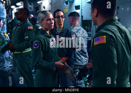 (Da sinistra) Personale Sgt. Nicole Pestka, Staff Sgt. Aprile Hinojos e Tech. Sgt. Steve Constantin, Istituto di medicina aeronautica 433rd squadrone di evacuazione tecnici da Lackland Air Force Base in Texas, discutere prossime procedure di evacuazione su il 30 agosto 2017, per fornire sollievo e sostegno alle vittime dell uragano Harvey. Uragano Harvey era una categoria 4 tempesta che ha fatto approdo vicino a Rockport, Texas. Avieri da basi attraverso aria mobilità il comando riuniti a Little Rock Air Force Base, arca. per fornire sollievo e sostegno. Più di 15.000 libbre di attrezzature mediche e più di venti di evacuazione di medicina aeronautica perso Foto Stock