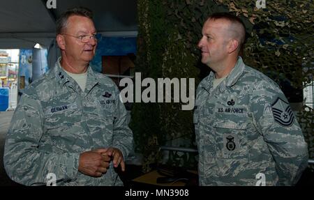 Il Maggiore Generale Antonio tedesco, l'Aiutante Generale di New York, colloqui con Airman della 174ma parafango attacco durante una visita a New York Air National Guard presentano al New York State Fair a Siracusa, N.Y. su agosto, 31, 2017. La mostra include un display di attrezzature utilizzate dalla Air Force delle forze di sicurezza, armi inerti, meteorologia, attrezzature e il mockup di una stazione di controllo di terra usato per controllare il MQ-9 pilotato a distanza di aeromobili. (U.S. Air National Guard foto di Master Sgt. Lillique Ford) Foto Stock