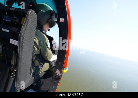 Una guardia costiera Stazione aria Corpus Christi MH-65 Delfino elicottero equipaggio conduce un sorvolamento del Corpus Christi area per valutare i danni e tracciare le posizioni delle navi a terra dopo l uragano Harvey, 31 Agosto, 2017. Stati Uniti Coast Guard foto di Sottufficiali di 2a classe di Cory J. Mendenhall. Foto Stock