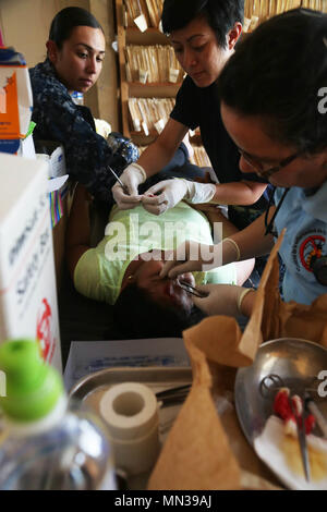 170828-A-NY041-0094 BONITO Orientale, Honduras (28 agosto 2017) DEGLI STATI UNITI Navy Lt. Bianca Chun, senior medical officer e medicina di famiglia medico al ramo navale Health Clinic Merlano Campo, diritto, assiste un medico honduregne con cure mediche come Lt. Juliana Gutierrez, la salute della donna, infermiera assegnata all'ospedale navale Pensacola, trattiene la mano del paziente a livello locale materna clinica infantile, durante un medico esperto in materia di exchange a sostegno del sud della stazione di partenariato 17 (SPS 17). SPS 17 è un U.S. Distribuzione di marina eseguito dalla U.S. Forze Navali Comando meridionale/STATI UNITI 4a flotta, focalizzato su ogget Foto Stock