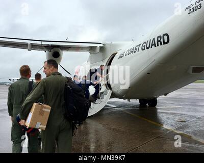 Un distribuito Coast Guard elicottero equipaggio da Avanzamento base operativa Mugu, Oxnard in California, a bordo di un guardacoste aeromobili nel Mobile, Alabama, lungo il tragitto per il Texas in parte della Guardia costiera in risposta a uragano Harvey Agosto 29, 2017. Il FOB Mugu equipaggio salvato più di 29 vive ed assistito quasi 70 che sono state interessate da acque di allagamento. Stati Uniti La guardia costiera della foto. Foto Stock