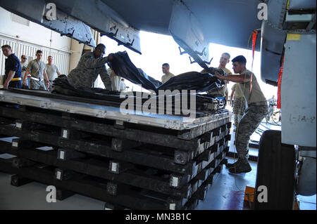 355la manutenzione delle attrezzature Squadron aviatori assegnati al si è schiantato, danneggiati o aeromobili disabili il team di recupero della posizione di un secondo modulo di sacche pneumatiche in preparazione di airbag un sollevamento A-10C Thunderbolt II a Davis-Monthan Air Force Base, Ariz., Agosto 28, 2017. Posizionamento del modulo è di fondamentale importanza per il successo del sollevamento, come ogni modulo deve essere spostato in modo uniforme sull'altro. (U.S. Air Force foto di Senior Airman Mya M. Crosby) Foto Stock