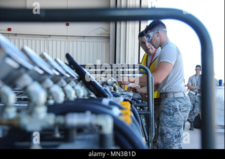 Stati Uniti Air Force Tech. Sgt. Bryen Sandoval e Airman 1. Classe Reed McClure, 355a interventi di manutenzione delle apparecchiature Squadron si è schiantato, danneggiati o disabili recupero aeromobili i membri del team, eseguire lo spurgo del MC-7 carrello pneumatico e pneumatico in corrispondenza del collettore Davis-Monthan Air Force Base, Ariz., Agosto 28, 2017. Questo processo previene la penetrazione di corpi estranei e umidità nei sacchi di sollevamento. (U.S. Air Force foto di Senior Airman Mya M. Crosby) Foto Stock