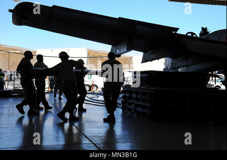 355la manutenzione delle attrezzature Squadron si è schiantato, danneggiati o disabilitato aerei team di ripristino posto una ala adattatore su sacche pneumatiche per airbag di un sollevamento A-10C Thunderbolt II a Davis-Monthan Air Force Base, Ariz., Agosto 28, 2017. A-10's ali sono le principali superfici di sollevamento e la parte posteriore del velivolo è supportato per la stabilità. (U.S. Air Force foto di Senior Airman Mya M. Crosby) Foto Stock