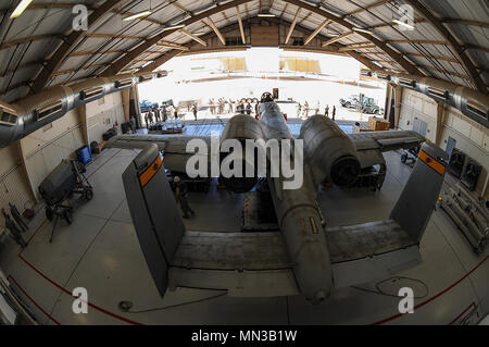 Un U.S. Air Force A-10C Thunderbolt II assegnato al 357Fighter Squadron si siede in una linea di volo hangar dopo essere stato airbag sollevato dal 355a interventi di manutenzione delle apparecchiature Squadron si è schiantato, danneggiati o disabilitato aerei del team di recupero a Davis-Monthan Air Force Base, Ariz., Agosto 28, 2017. Il team CDDAR effettuata la sei ore di lungo processo di sollevamento A-10 a causa di un atterraggio ritrazione. (U.S. Air Force foto di Senior Airman Mya M. Crosby) Foto Stock