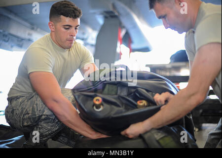 Stati Uniti Air Force Airman 1. Classe Reed McClure e Tech. Sgt. Cesar Zayas, 355a interventi di manutenzione delle apparecchiature Squadron si è schiantato, danneggiati o disabili recupero aeromobili i membri del team, ispezionare e memorizzare un modulo di sollevamento pneumatico sacchetti a Davis-Monthan Air Force Base, Ariz., Agosto 28, 2017. Post-utilizzare ispezioni dei sacchi evitare danni durante lo stoccaggio e preservare il futuro utilizzo. (U.S. Air Force foto di Senior Airman Mya M. Crosby) Foto Stock